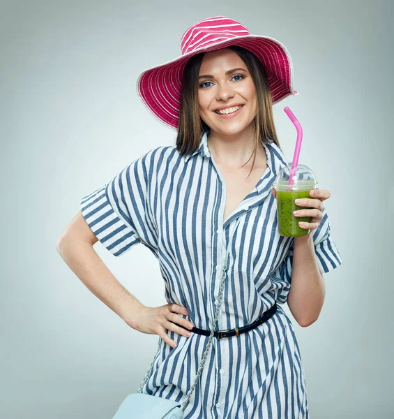 Jovem mulher usando chapéu de verão segurando suco verde . — Fotografia de Stock