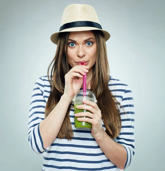 Hermosa mujer bebiendo jugo de batido verde . — Foto de Stock