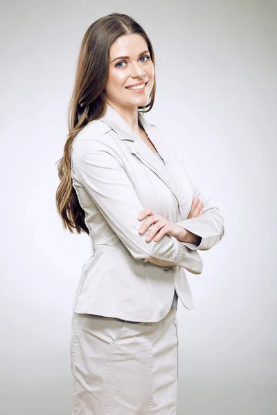 Lächelnde Geschäftsfrau im Büroanzug. — Stockfoto