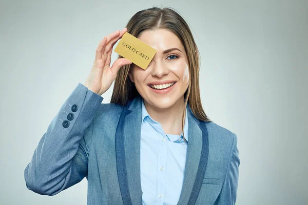 Donna d'affari felice in possesso di carta di credito dorata . — Foto Stock