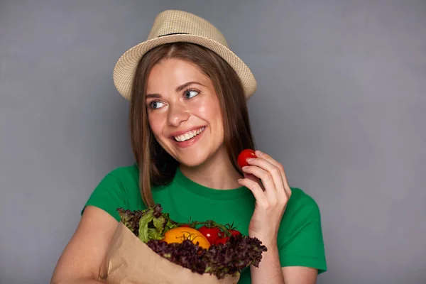 Bolsa de mujer con verduras — Foto de Stock