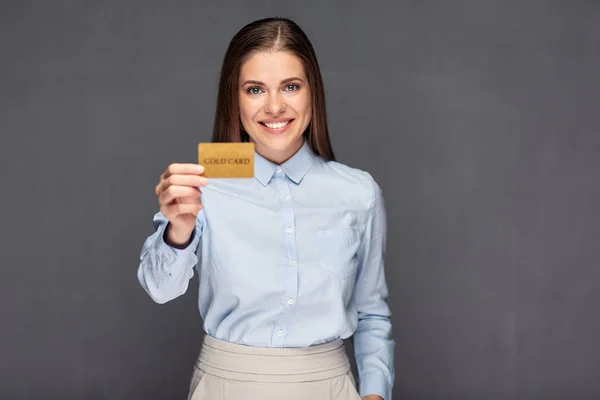 Woman holding gold credit card. — Stock Photo, Image