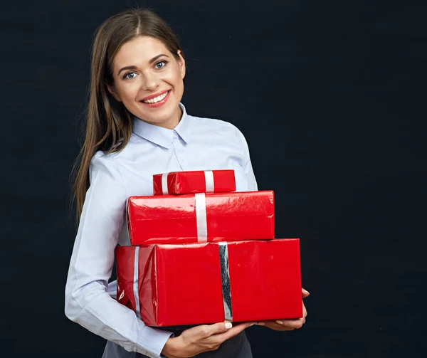 Feliz sorridente mulher de negócios segurando caixas de presente vermelho — Fotografia de Stock