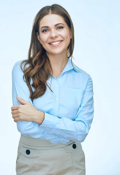 Mujer de negocios sonriente con brazos cruzados de pie contra blanco — Foto de Stock