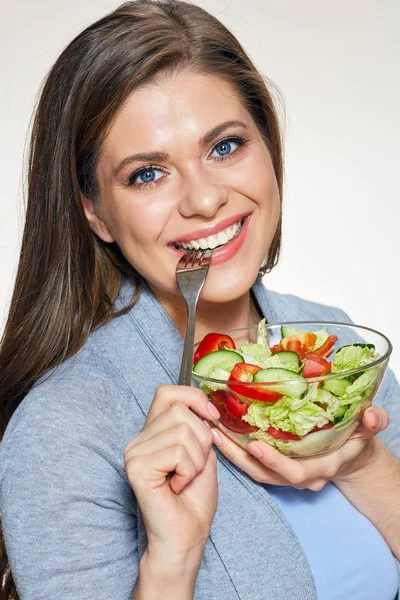Žena jíst salát. Detail tváře portrét. — Stock fotografie