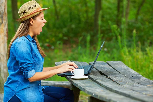 Jonge vrouw gaapt in gebruikstijd met laptop — Stockfoto