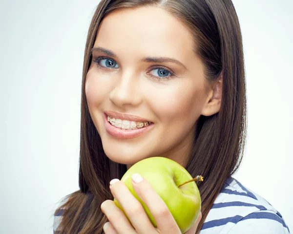 Gros plan portrait souriant de jeune femme avec des bretelles sur le tee — Photo