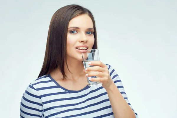 Ragazza sorridente con apparecchio dentale acqua potabile — Foto Stock