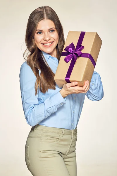 Улыбающаяся деловая женщина с подарочной коробкой — стоковое фото