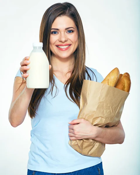 Lachende vrouw met fles melk en brood. — Stockfoto