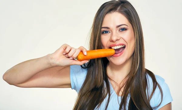 Улыбающаяся женщина кусает морковку. Изолированный студийный портрет . — стоковое фото