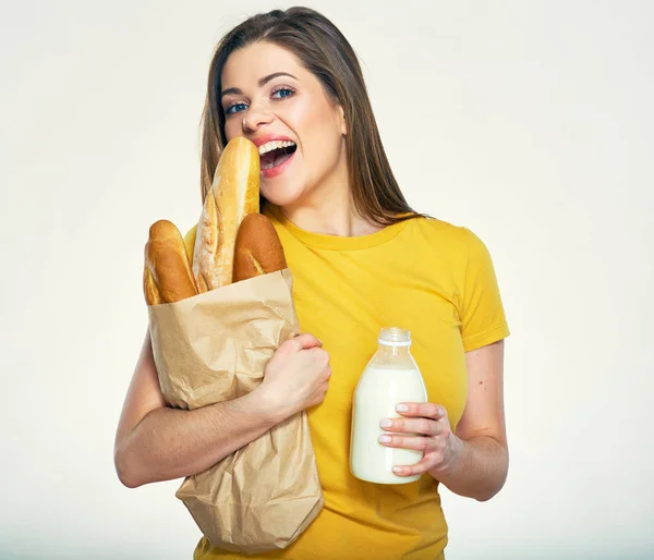 Gelukkige vrouw met melk fles bijt brood — Stockfoto