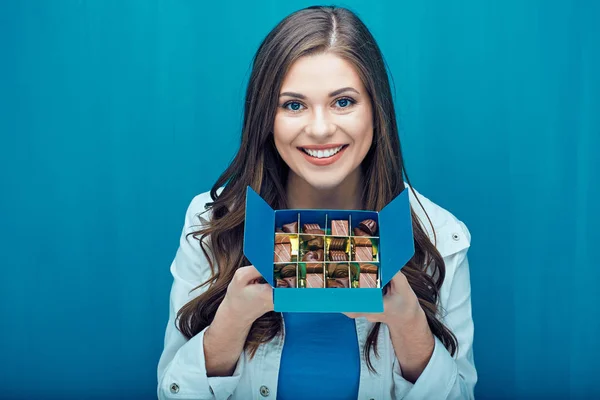 Leende flicka håller låda med choklad godis. — Stockfoto