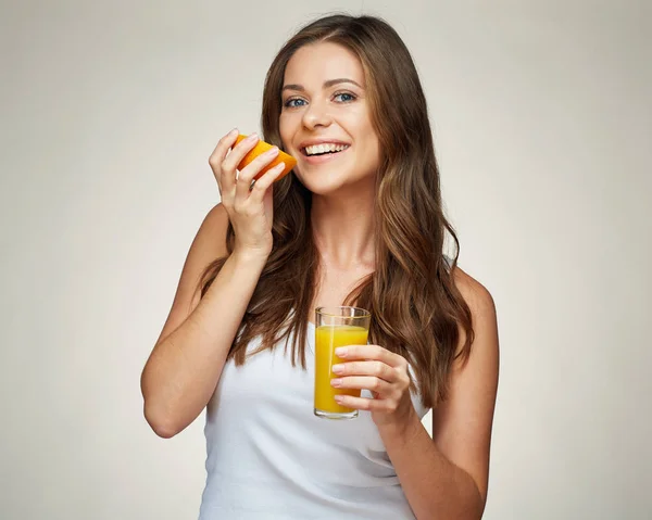 Leende kvinna anläggning orange juice och frukt. vitamindryck. — Stockfoto