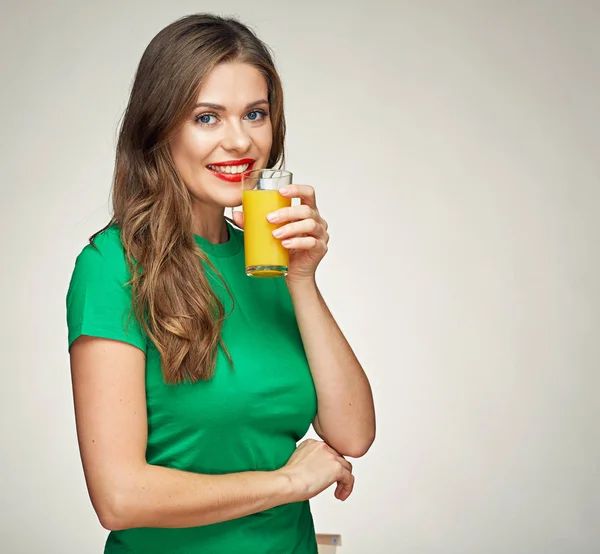 Saludable mujer sonriente sostiene el vaso con jugo de naranja . — Foto de Stock