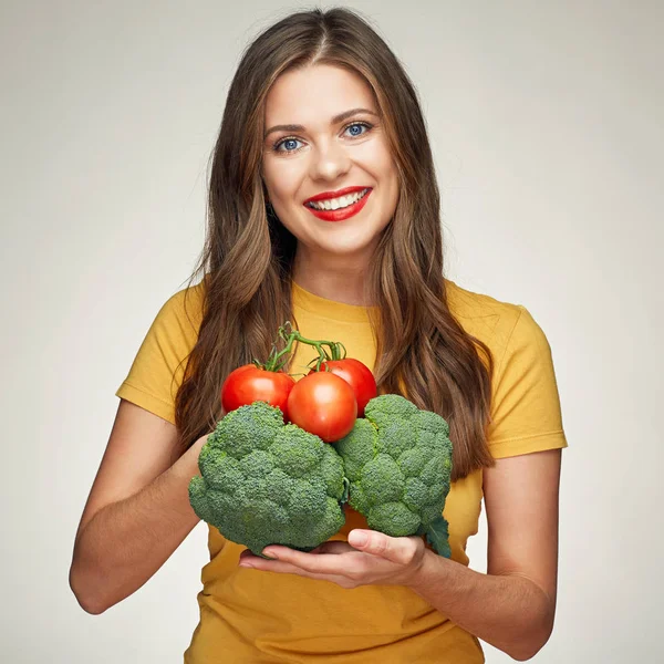 Зубастая улыбающаяся молодая женщина держит овощи . — стоковое фото
