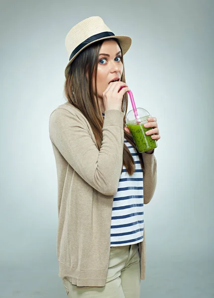 Donna che tiene il vetro con il succo — Foto Stock