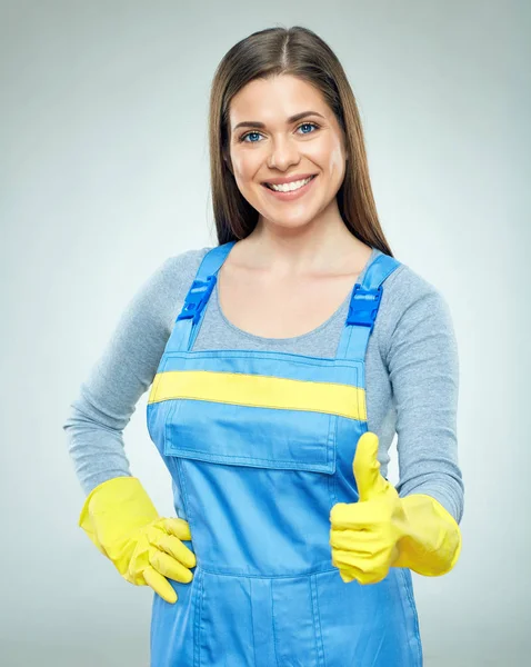 başparmak temiz işçi üniforma giyen gülümseyen kadın gösterilmesini 