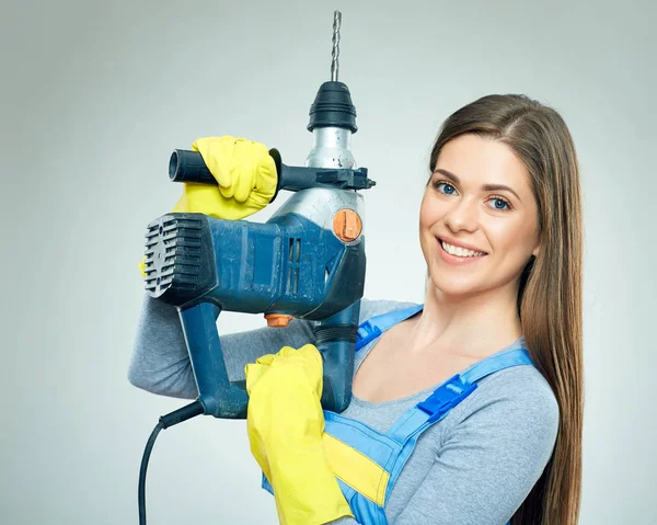 Büyük zımba tutan gülümseyen kadın Oluşturucu