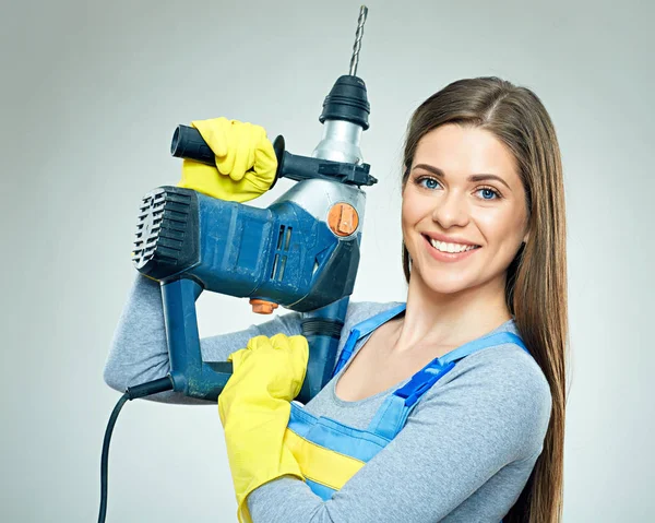 Büyük zımba tutan gülümseyen kadın Oluşturucu