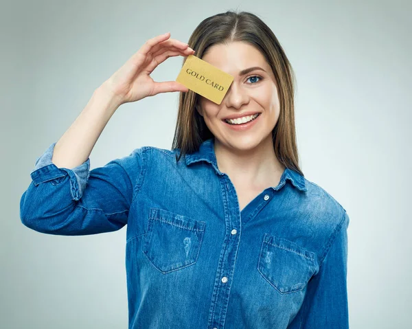 Žena držící kreditní kartu — Stock fotografie