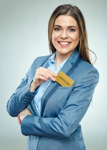 Frau zieht Karte aus der Tasche — Stockfoto