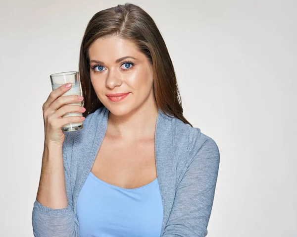 Kvinna som håller glas med kall mjölk — Stockfoto