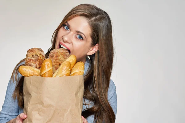 Uśmiechający Się Atrakcyjną Kobietą Gryzienie Bochenek Chleba — Zdjęcie stockowe