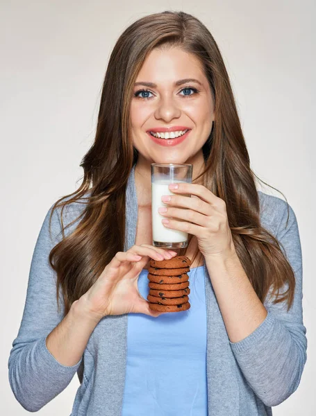 Donna in possesso di vetro di latte e biscotti — Foto Stock