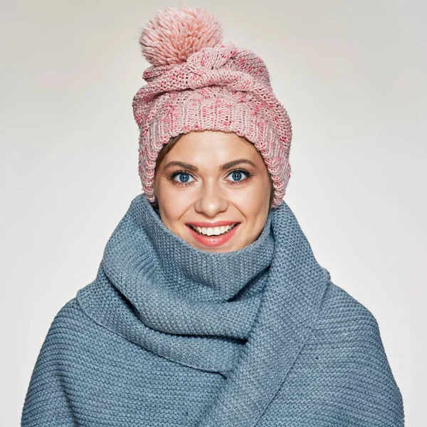 Портрет Зубастой Улыбающейся Женщины Зимнем Шарфе Шляпе — стоковое фото