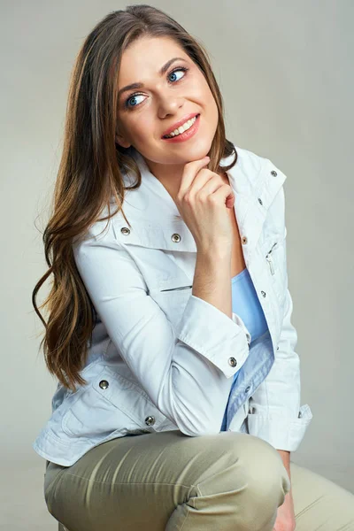 beyaz ceket üzerinde uzun saçlı düşünen kadın kenara bakıyor 