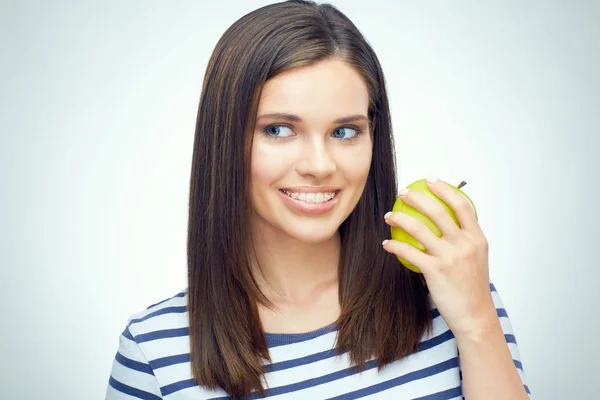 Mujer con tirantes en los dientes sosteniendo manzana — Foto de Stock