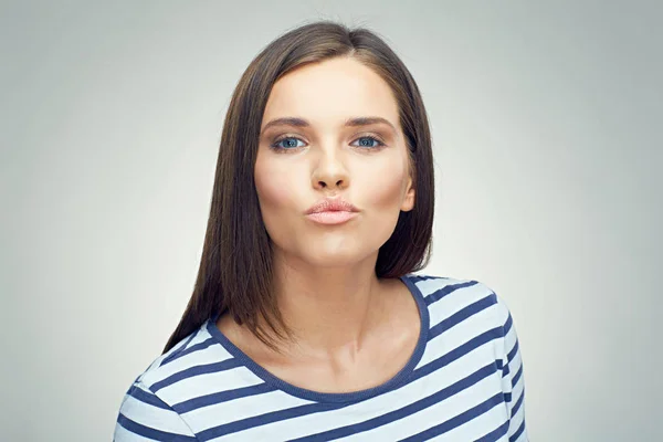 Retrato Mulher Engraçada Mostrando Lábios Pato Fundo Claro — Fotografia de Stock