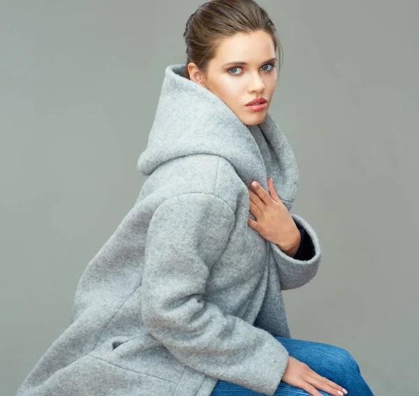 büyük başlık ile gri ceket giyen kadın