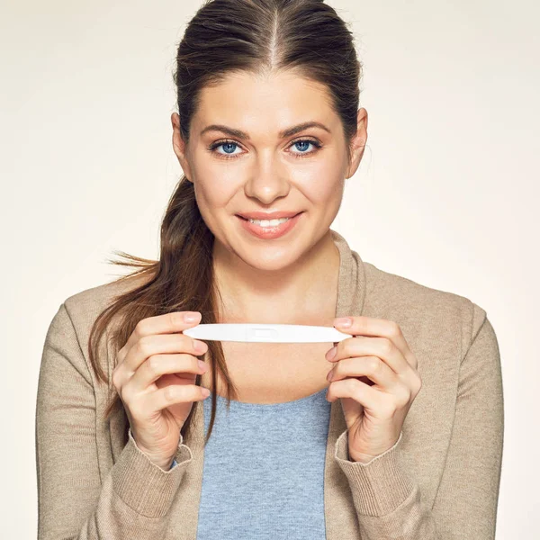 Hamile testi tutan kadın — Stok fotoğraf