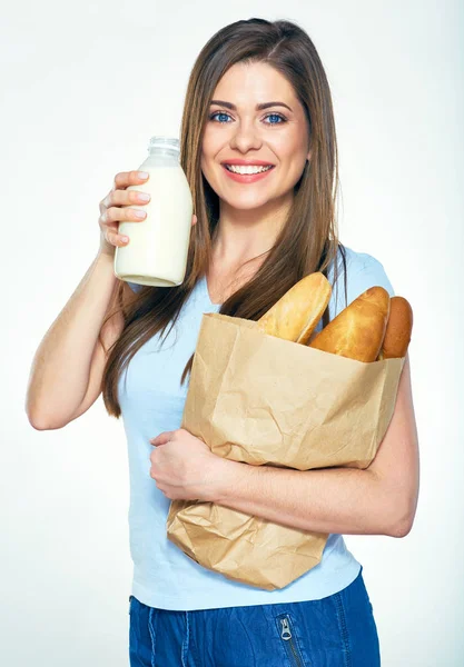 Улыбающаяся женщина стоит на белом фоне с хлебом и м — стоковое фото