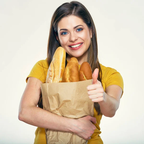 Glimlachend jonge vrouw met winkelen papieren zak met brood — Stockfoto