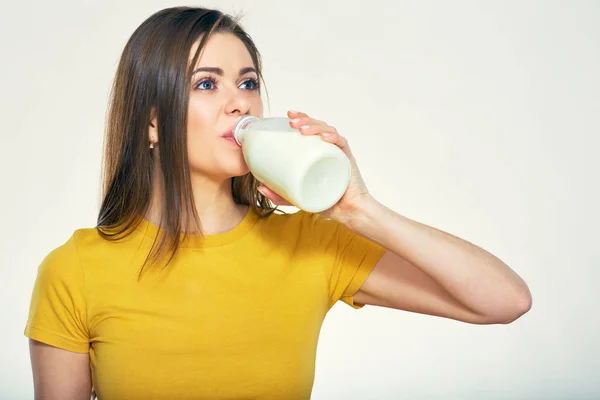 Mujer bebiendo leche de botella —  Fotos de Stock