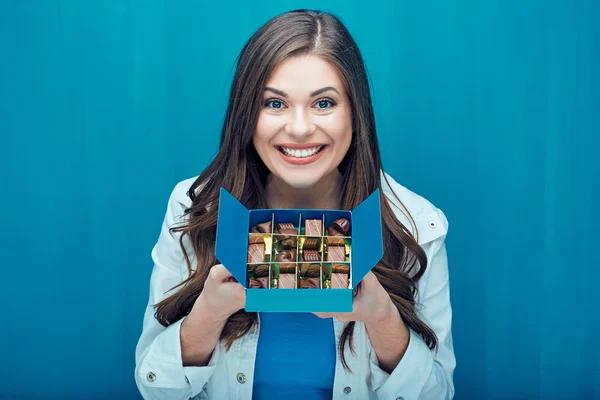 Vrouw met doos met chocolade snoepjes — Stockfoto