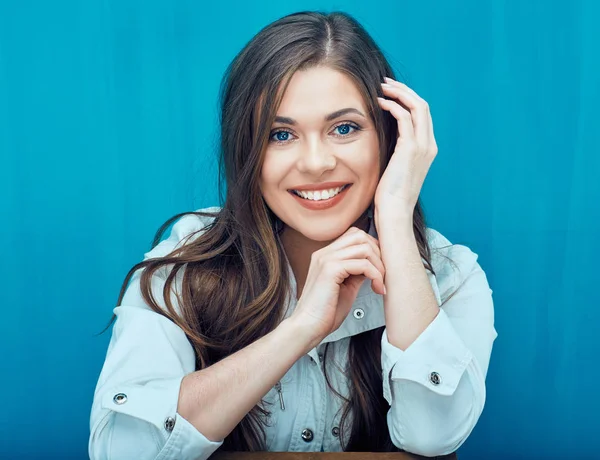 Retrato de cara de mujer joven sonriendo con dientes . — Foto de Stock