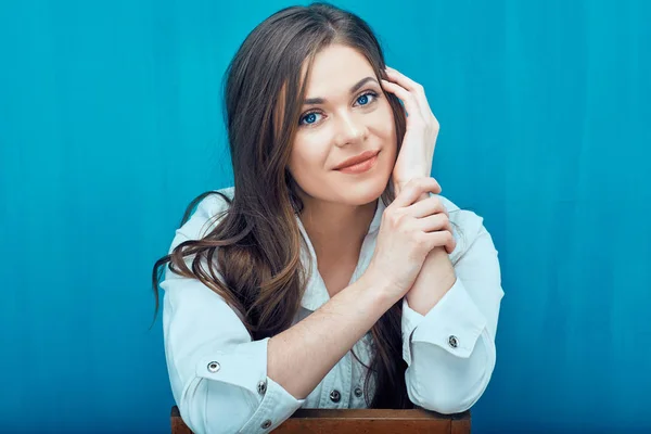 Mooie jonge vrouw close-up gezicht portret met hand. — Stockfoto
