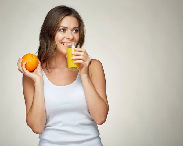 Kvinna som håller glas med apelsinjuice — Stockfoto