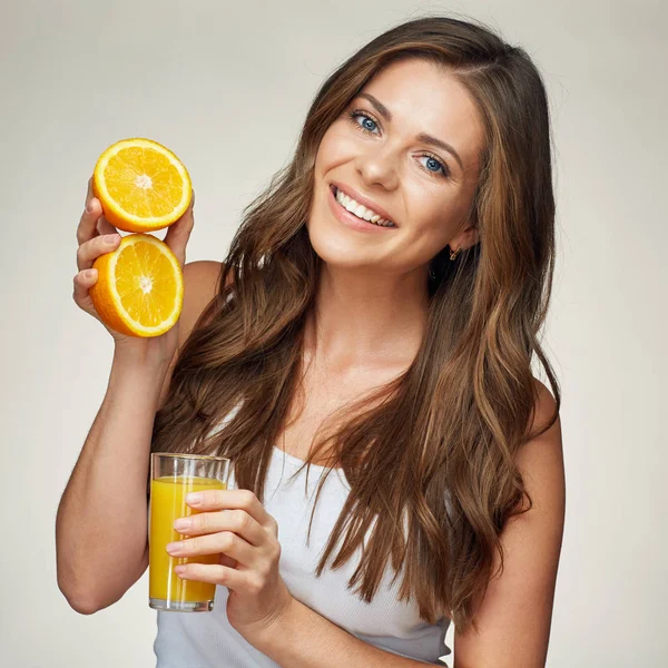 gülümseyen kadın beyaz fanila taze meyve suyu bardakta tutarak bir