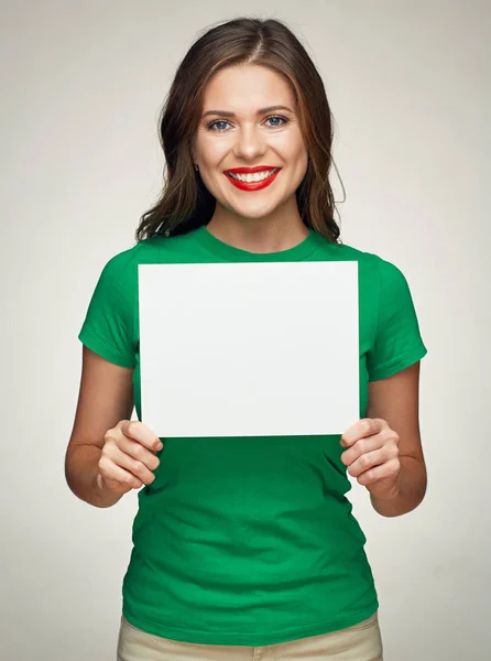 Souriant jeune femme montrer grand tableau blanc pour signe publicitaire . — Photo