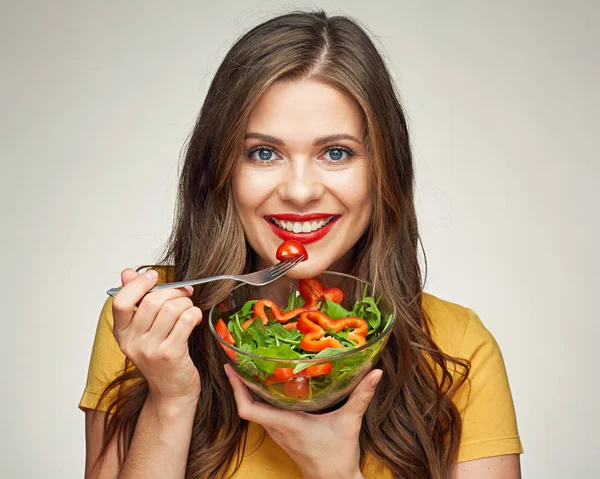 野菜サラダを食べる若い女性 — ストック写真