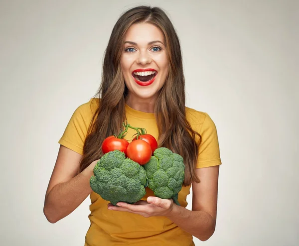 Vrouw bedrijf groene broccoli — Stockfoto