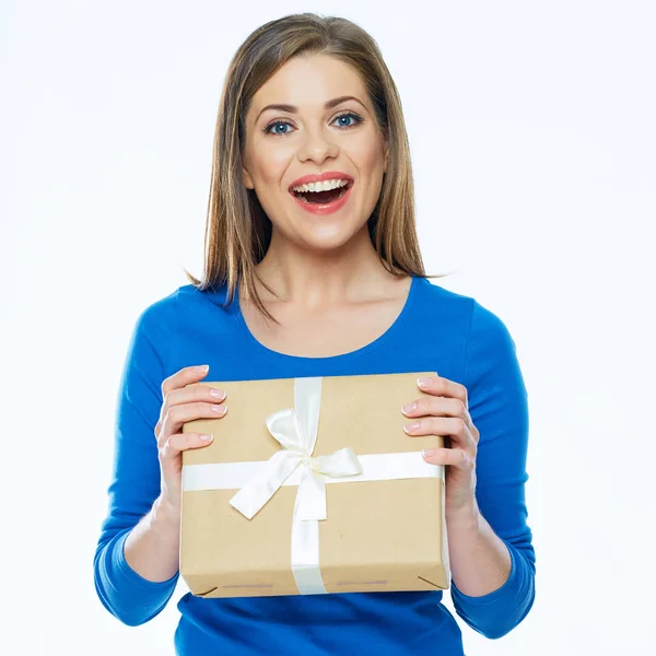 Mujer sosteniendo caja de regalo de papel —  Fotos de Stock