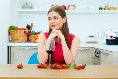 kırmızı şarap cam olan kadın