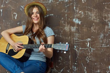 gülümseyen kadın gitar çalmak 