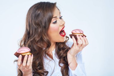 Genç kadın pasta yiyor. Güzel bir kadın portresi kapatın